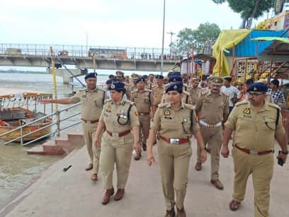 फोटो-25 पांचाल घाट पर घाटों की सुरक्षा व्यवस्था देखतीं एडीजी अनुपम कुलश्रेष्ठ, डीआईजी यमुना प्र