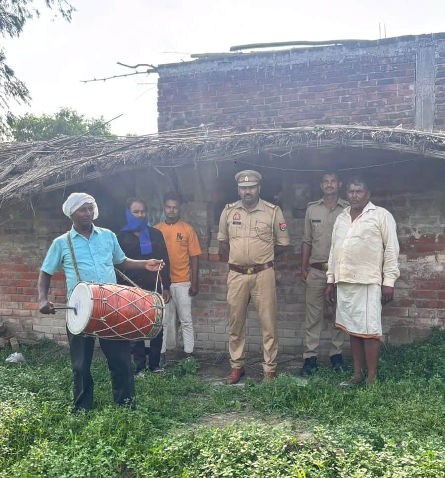 फोटो-28-  पनपथा गांव में मुनादी करवाते परियर चौकी इंचार्ज अनिल राजपूत। स्रोत: पुलिस