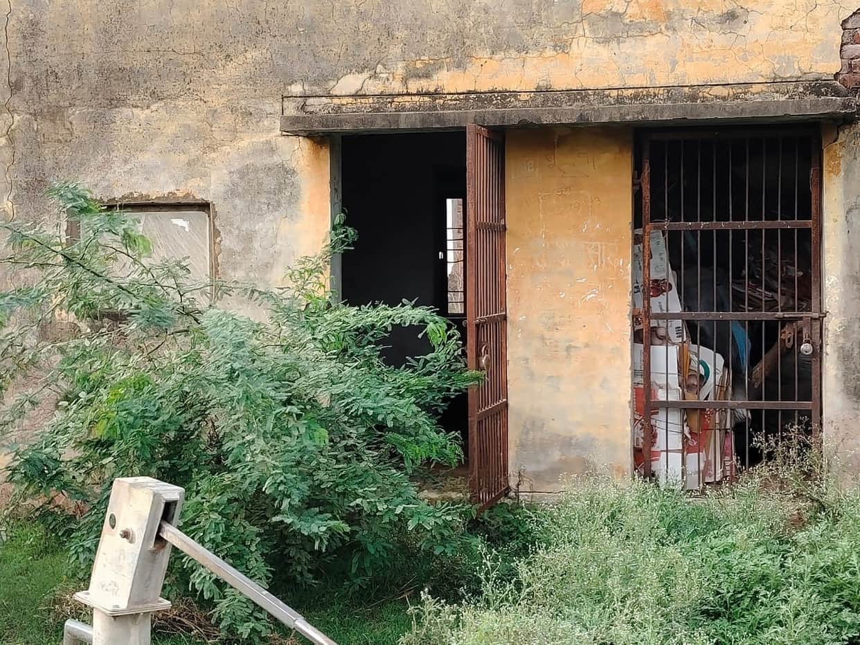 Veterinary hospital or a ruin... feels scary to step inside.