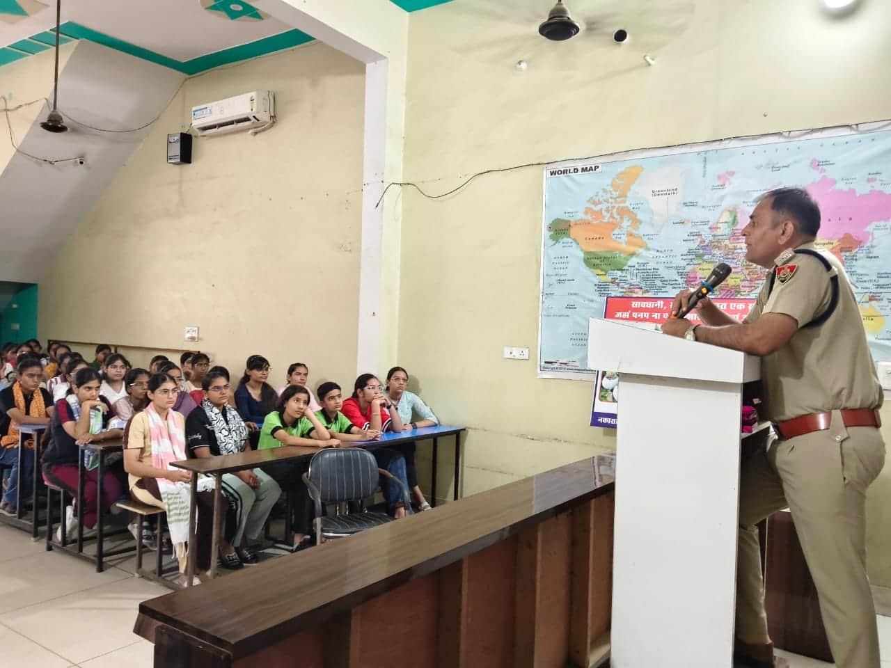 फोटो 3 नरवाना। नशे के प्रति जागरूक करते हुए डीएसपी कमलदीप राणा। स्रोत पुलिस।