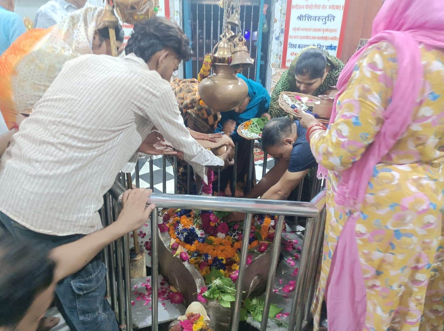 फोटो- 30-शहर के सिद्धनाथ मंदिर में दर्शन पूजन करते श्रद्धालु। संवाद