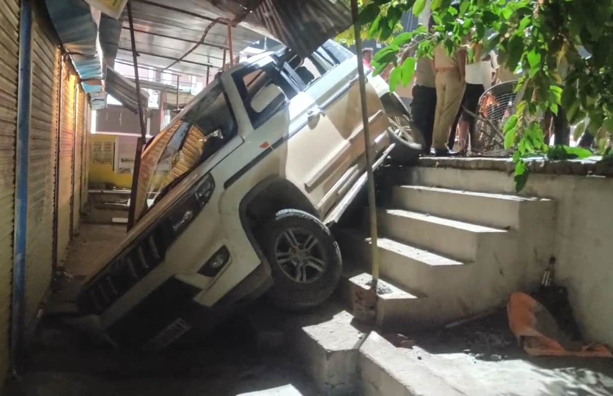 A car carrying pilgrims went out of control and crashed into a shop