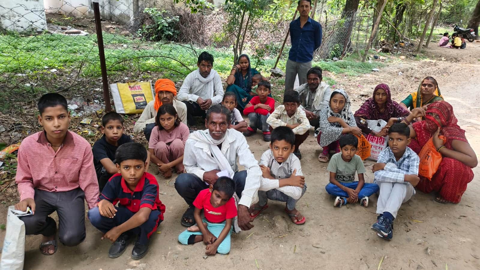 फोटो 31 एचएएमपी 27- बीआरसी केंद्र में अपने दिव्यांग बच्चों के साथ बैठे टीम का इंतजार करते अभिभा