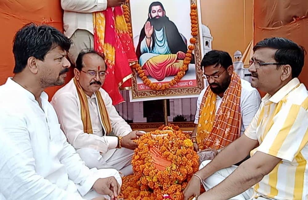 फोटो 31 एमएएचपी 05 परिचय-कलश वंदन यात्रा के कस्बा चरखारी पहुंचने पर कलश पूजन करते भाजपा जिलाध्य