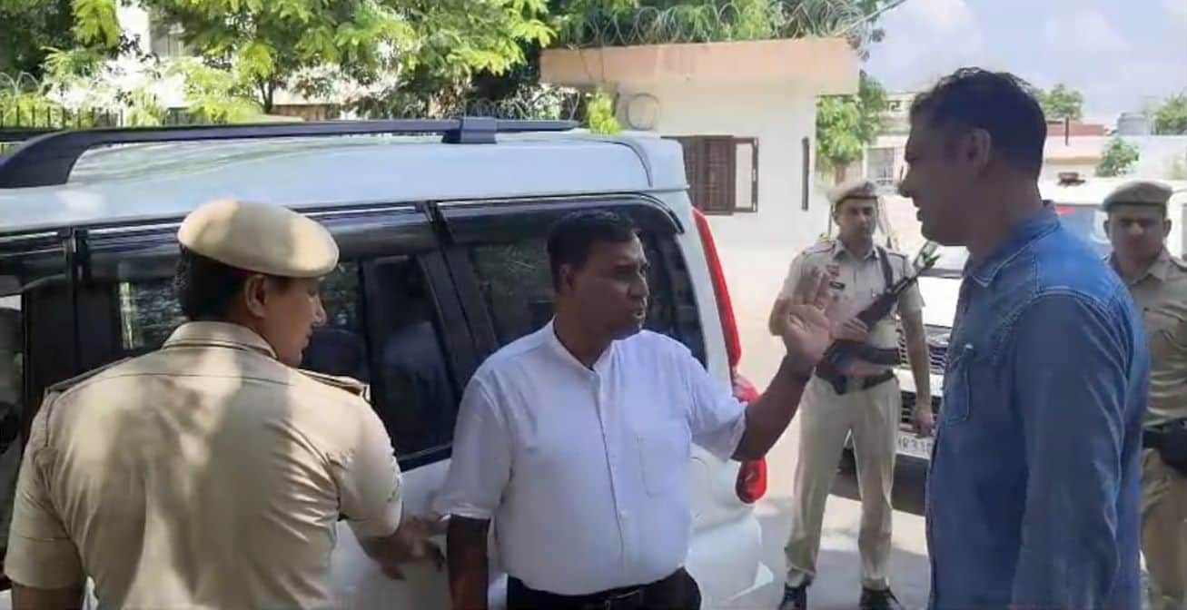 फोटो 31जेएनडी07-कोर्ट को बम से उड़ाने की धमकी मिलने के बाद मौके पर पहुंचे एसपी कुलदीप सिंह। संव