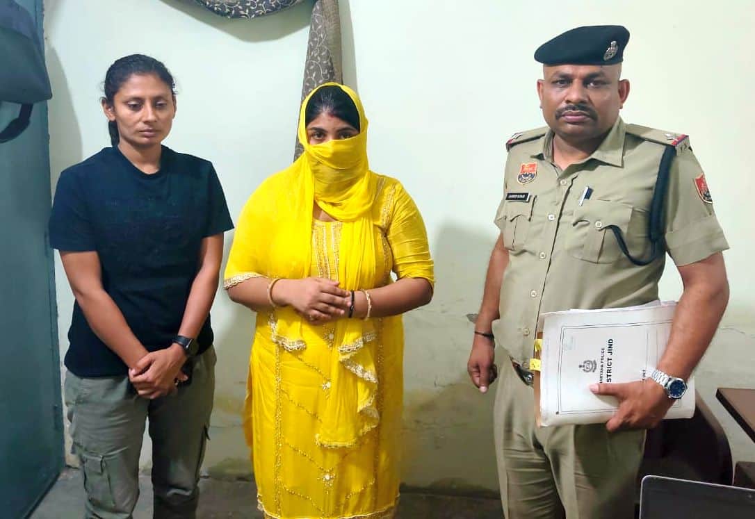 फोटो 31जेएनडी10-पुलिस गिरफ्त में शादी का झांसा देकर ठगी करने की आरोपी महिला। स्रोत पुलिस