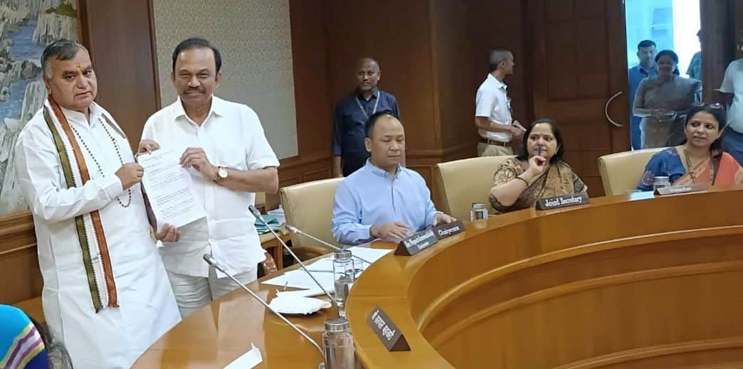 फोटो 31जेएनडी13-सीवरेज और ड्रेनेज सिस्टम को लेकर लोकसभा में हाऊसिंग एंव अर्बन कमेटी चेयरमेन को 