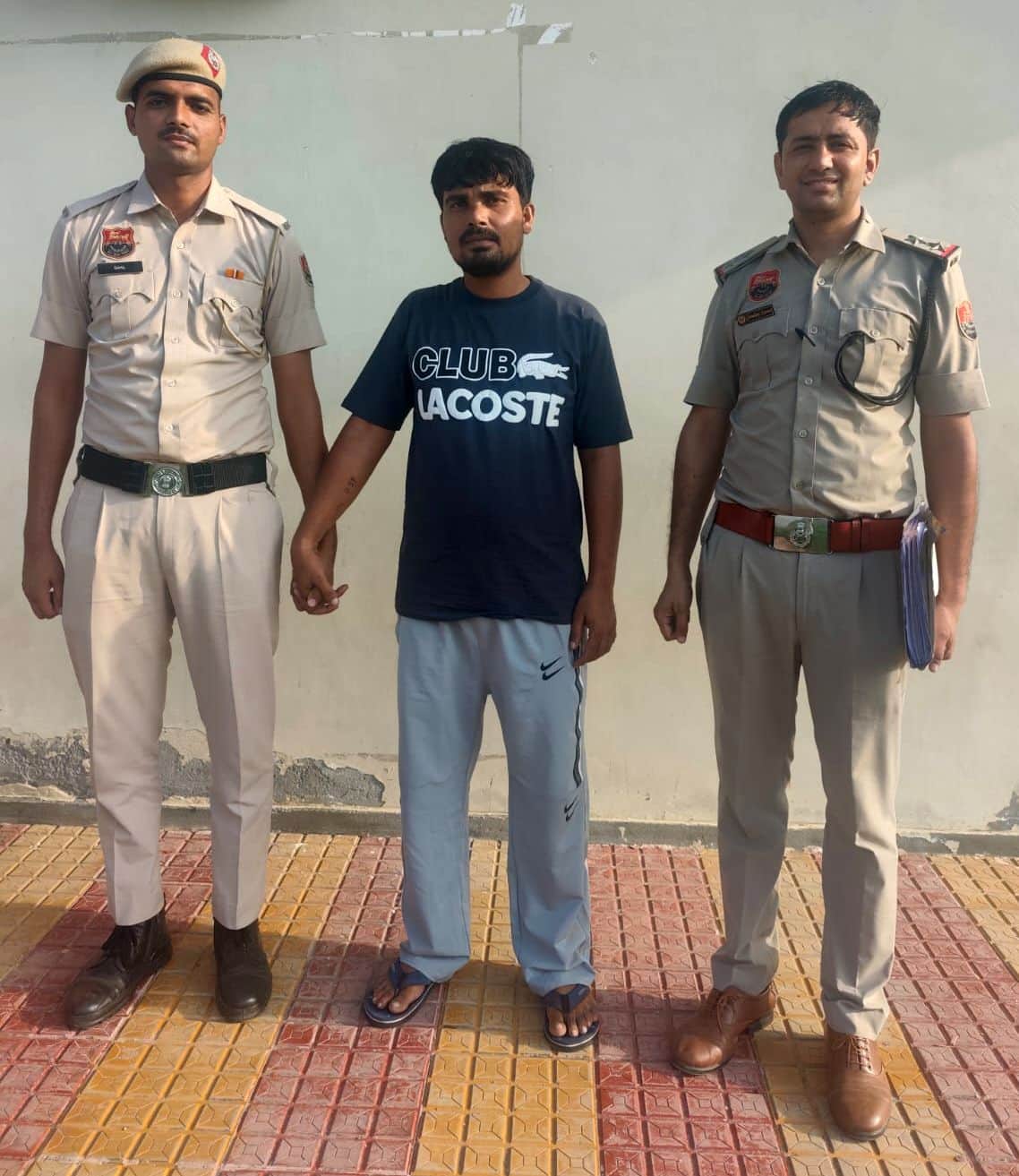 फोटो 31जेएनडी18-पुलिस गिरफ्त में हत्या के मामले में पकड़ा गया आरोपी। स्रोत पुलिस