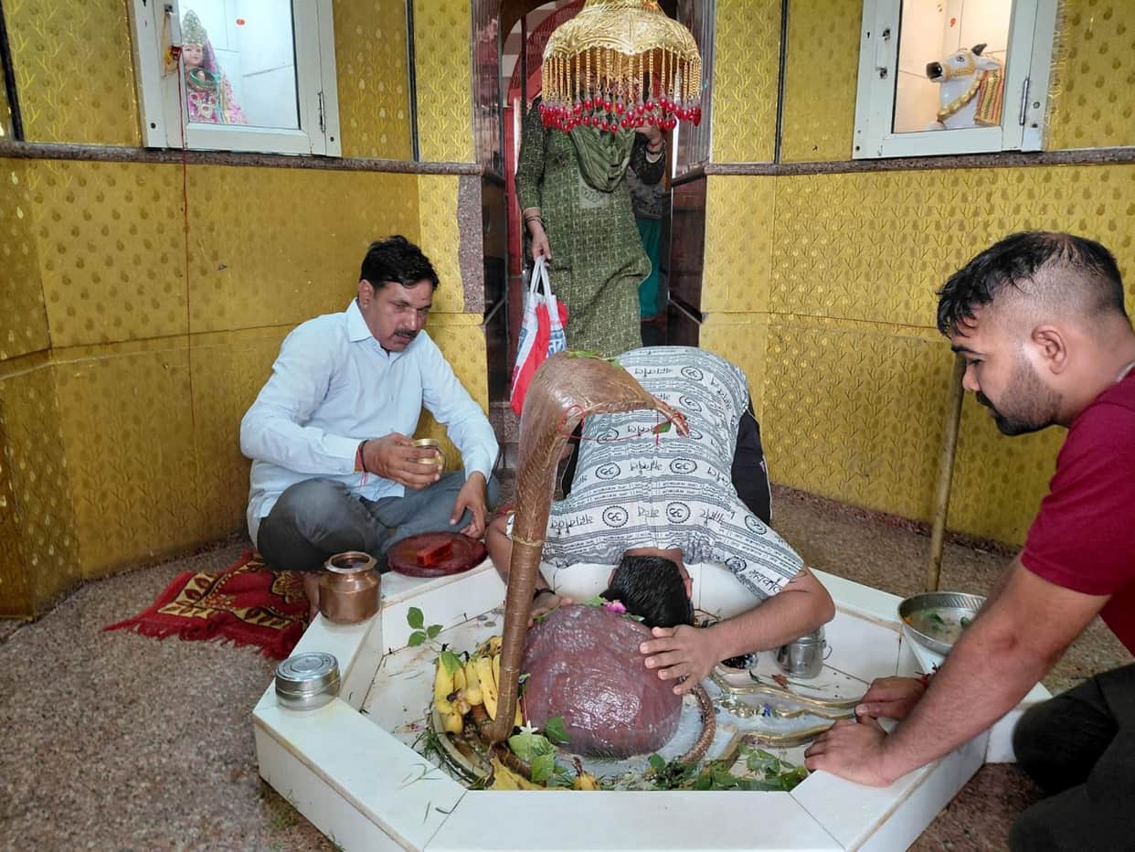 Devotees sought blessings by performing Jalabhishek and offering Belpatra
