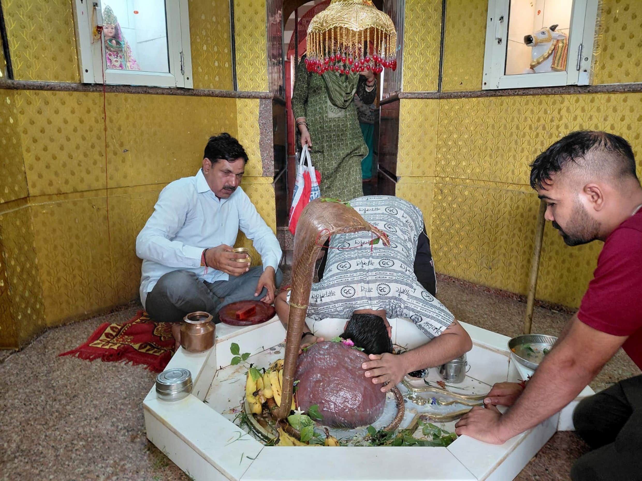 फोटो 31जेएनडी20-सावन माह में प्राचीन शिव मंदिर में पूजा-अर्चना करते हुए श्रद्धालु। स्रोत श्रद्ध