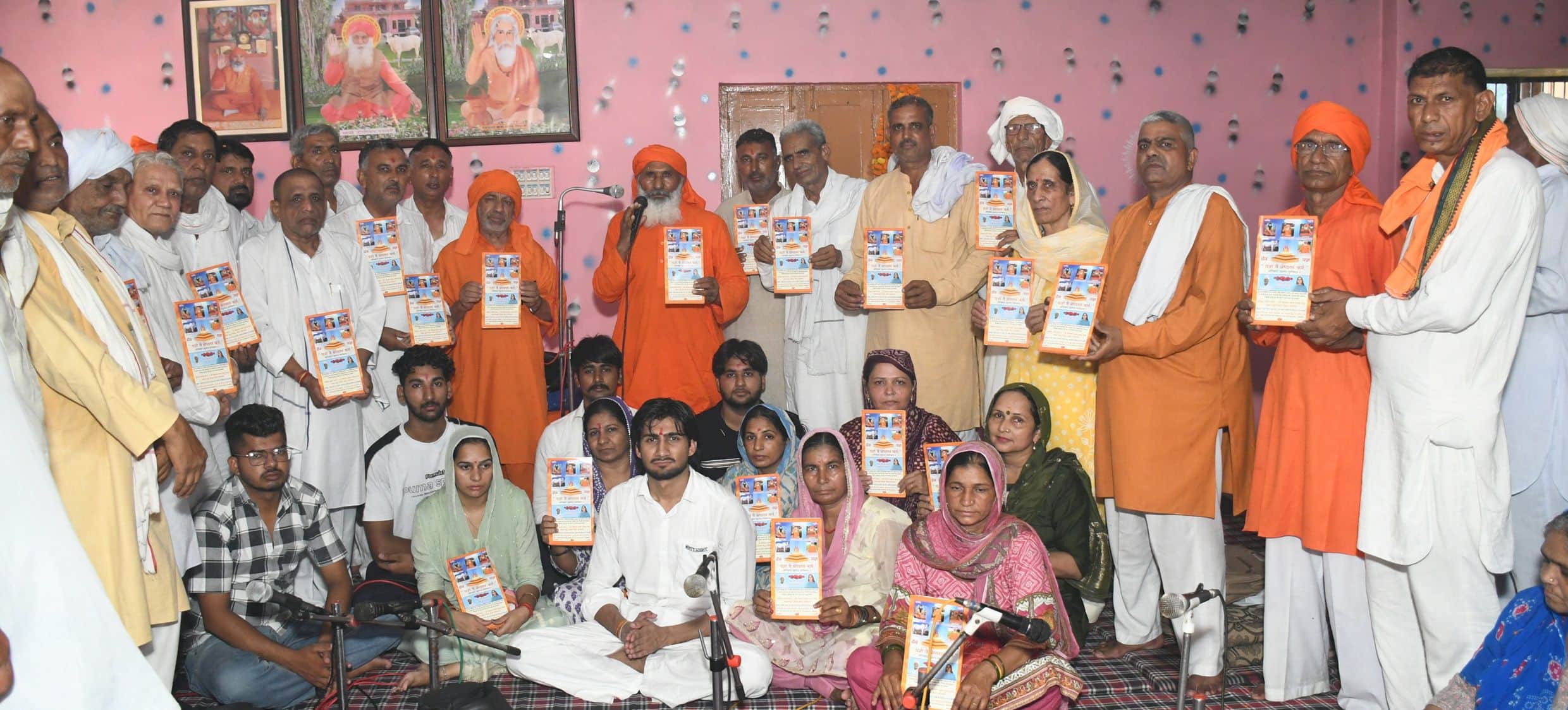 फोटो 31जेएनडी26-श्री गोशाला बाबा फुल्लू साध उचाना खुर्द में पत्रिका का विमोचन करते हुए स्वामी व