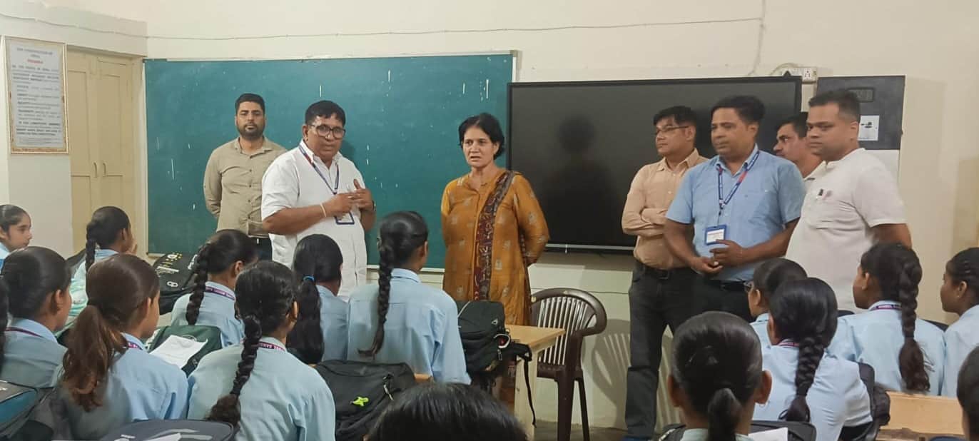 फोटो 6 नरवाना। विद्यार्थियों से मिलते हुए जिला शिक्षा अधिकारी मुन्नी देवी । स्रोत संस्थान।