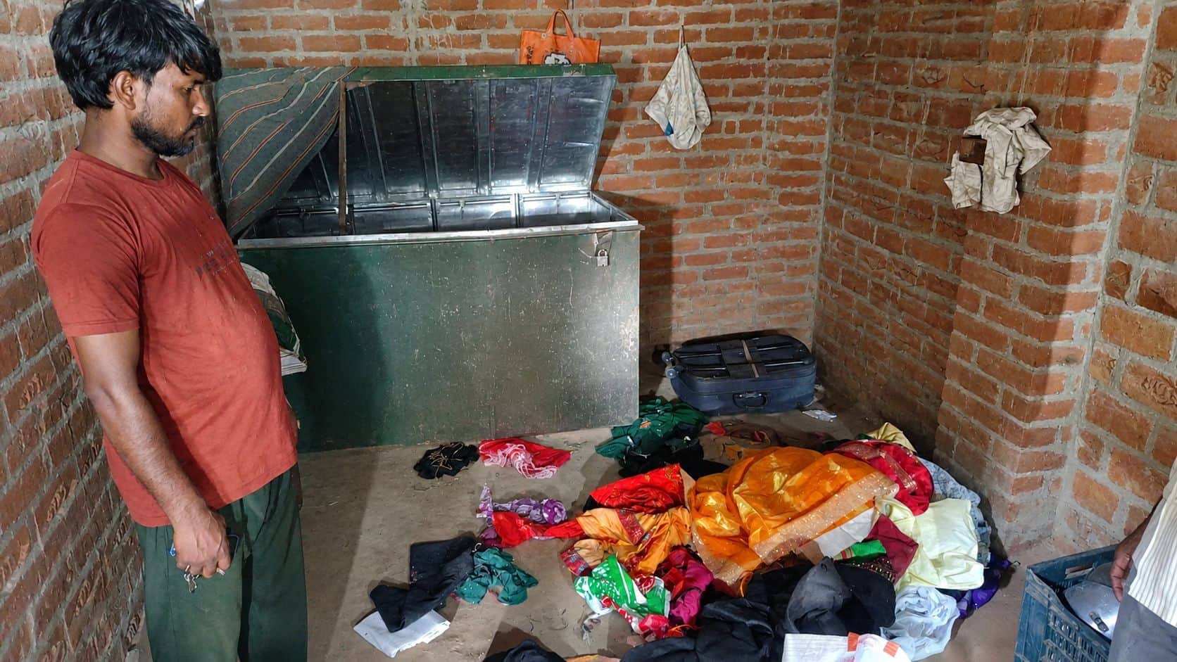 फोटो-8- खाली बक्सा दिखाते पीड़ित मनोज। संवाद
