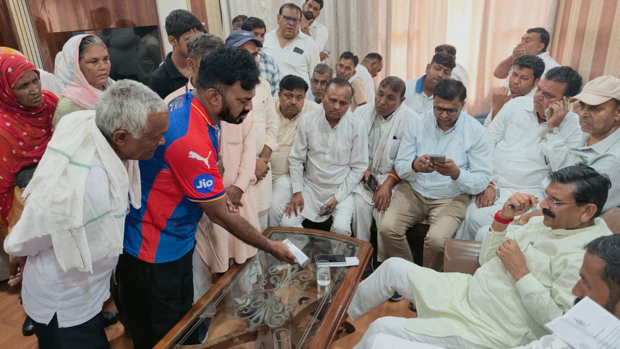 Minister Krishan Bedi heard public grievances and reprimanded officials.