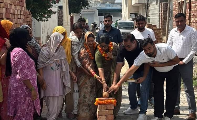 फोटो - आदर्श नगर में गली के पुनर्निर्माण कार्य का शिलान्यास करती हुई चेयरपर्सन रजनी विरमानी। स्