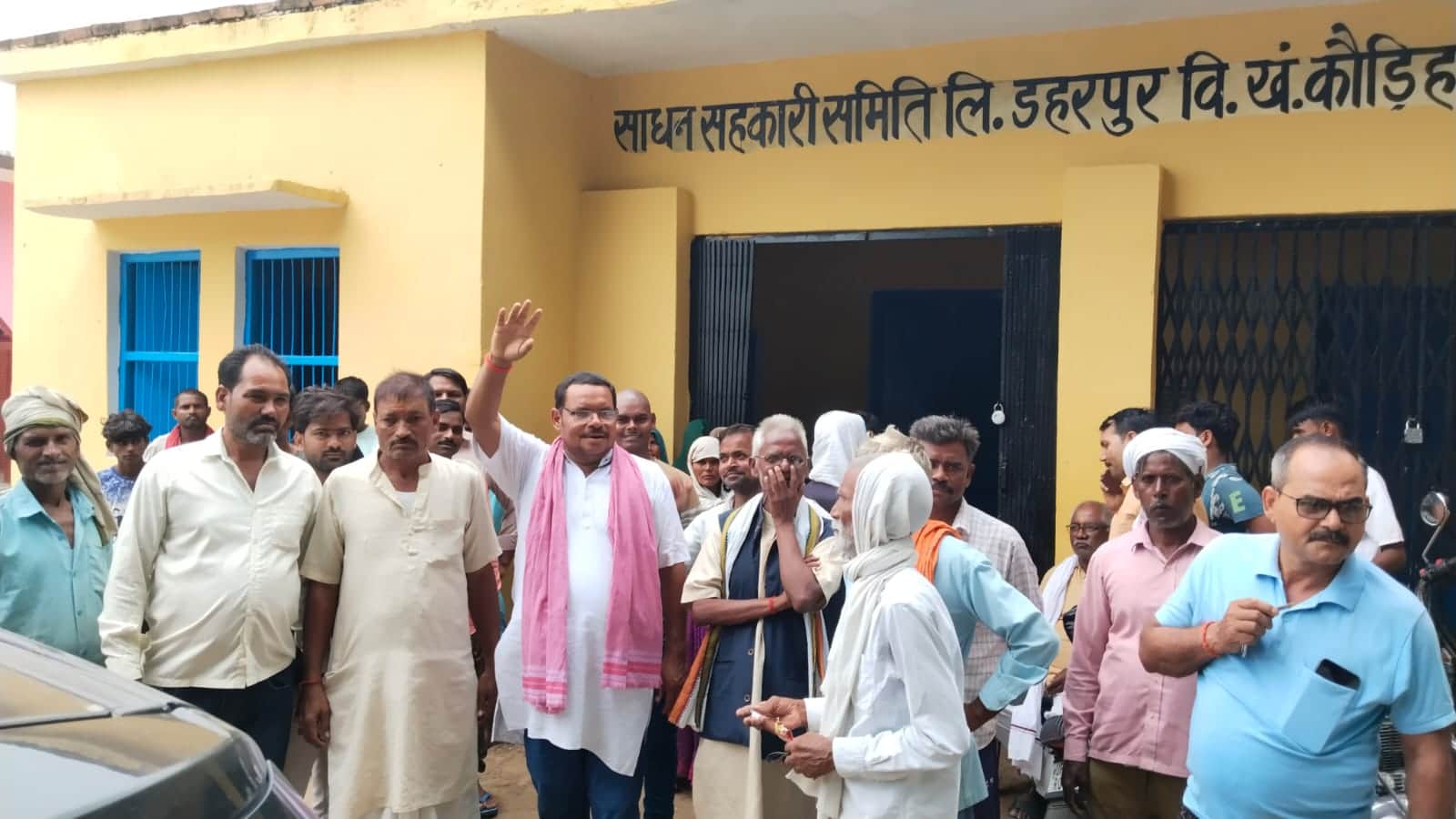 फोटो नवाबगंज 01 सहकारी समिति डहरपुर पर खाद न मिलने से नाराज किसानों ने किया घेराव