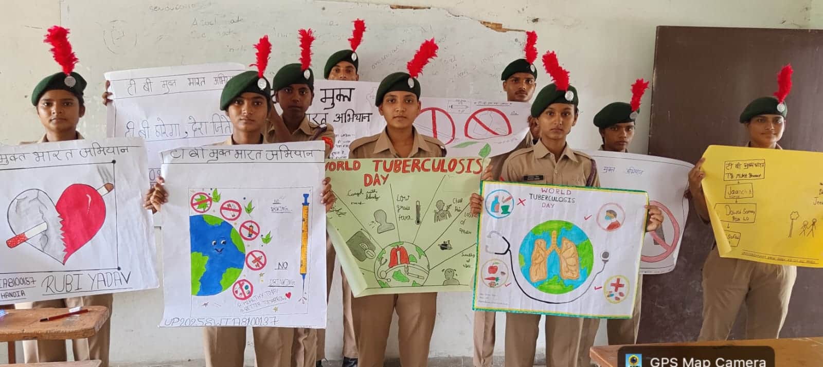 फोटो परिचय। चित्र का प्रदर्शन करते पोस्टर मेकिंग प्रतियोगिता के प्रतिभागी एनआईसी हंडिया के कैडे