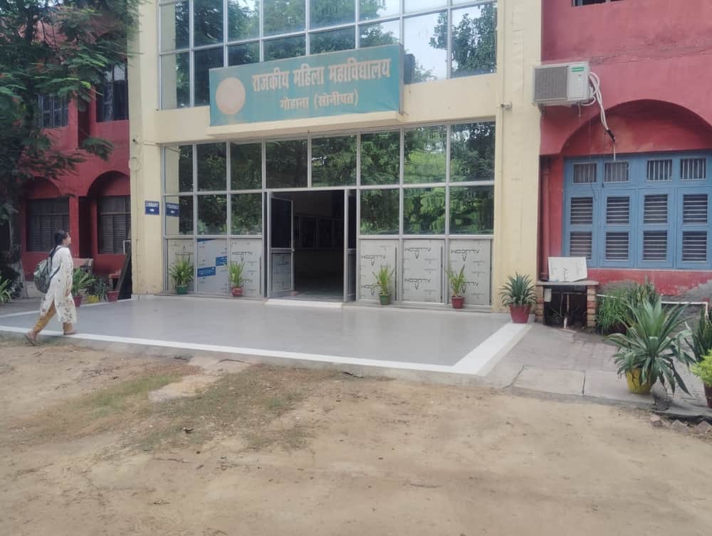 Applications for MA Hindi double the number of seats; seats remain vacant in other courses.
