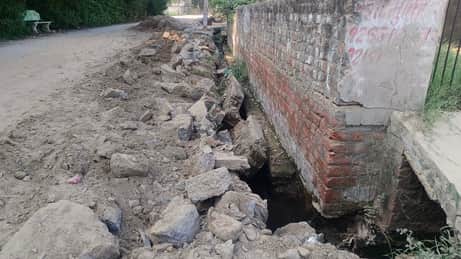 Drain wall collapses during pipeline excavation, water drainage halted