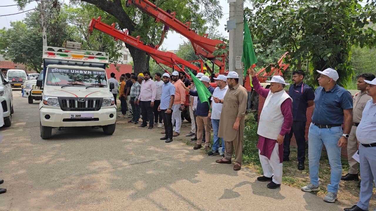 फोटो : सोनीपत में बिजली निगम कार्यालय से  वाहन को हरी झंडी दिखाकर रवाना करते विधायक निखिल मदान,