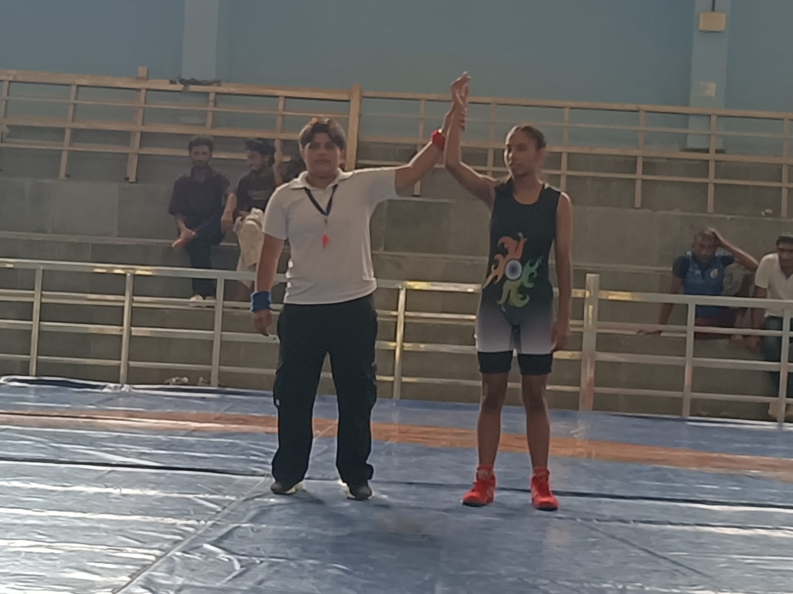 फतेहाबाद। भोड़िया खेड़ा में आयोजित प्रतियोगिता में विजेता खिलाड़ी को घोषित करते रेफरी। शिक्ष