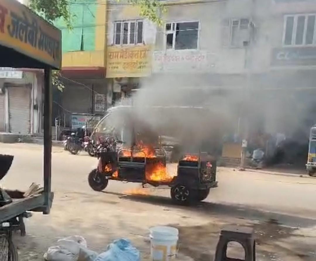 Frustrated by battery issues, a driver poured petrol on his e-rickshaw and set it on fire in the middle of the road