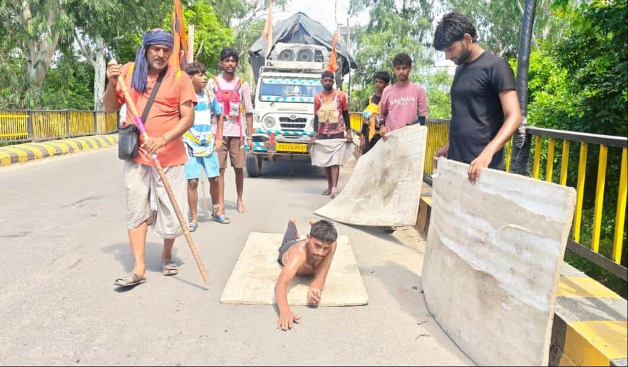 The Kanwar route is becoming imbued with the spirit of Shiva; the number of devotees is rising, and the chant of "Har-Har Mahadev" is echoing all around.