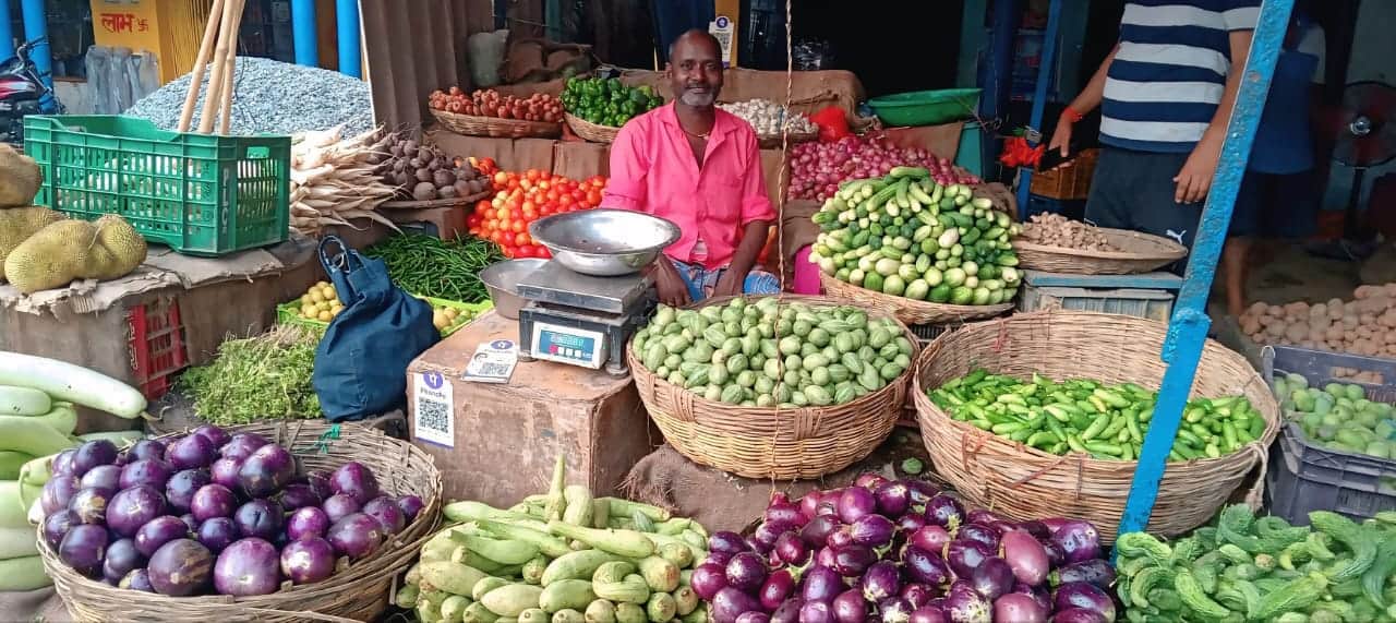 गहमर में दुकान पर लगी सब्जियां। संवाद