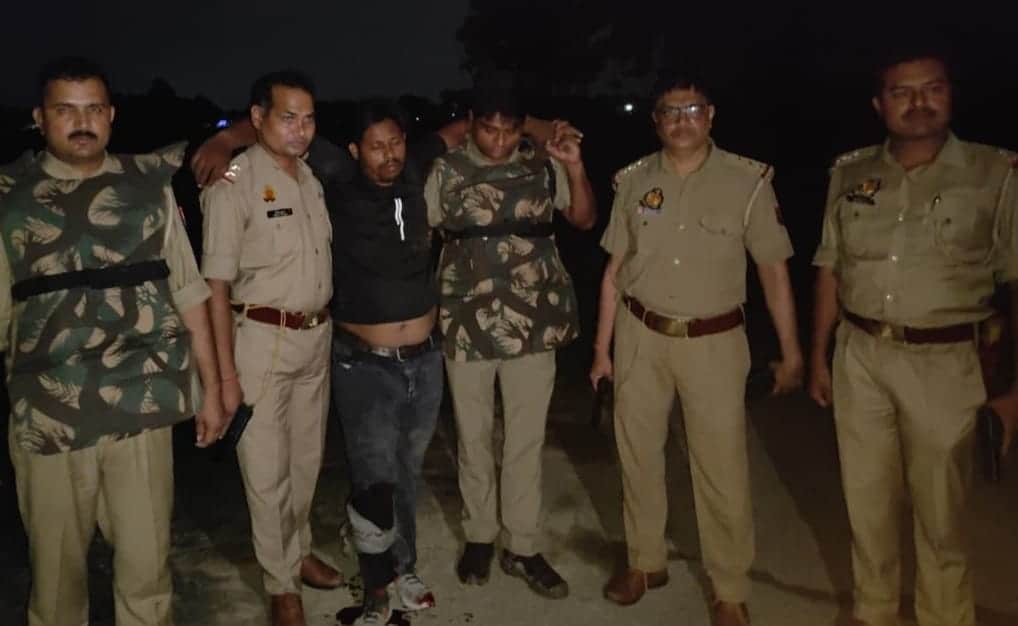 Two accused in a snatching case arrested following an encounter; one sustained a gunshot wound to the leg.