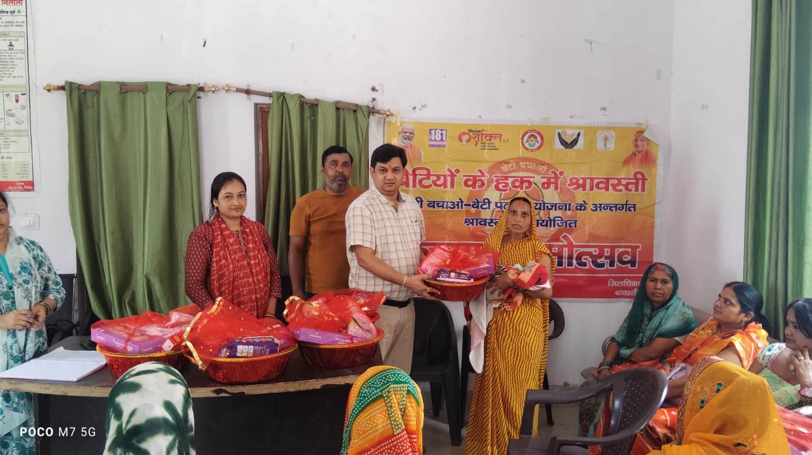  गिलौला सीएचसी में नवजात बालिकाओं के माताओं को उपहार प्रदान करते अधीक्षक।