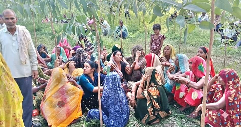 ग्राम भैसहा ग्वालपुर के खेतों पर बिलखतीं परिवार की महिलाएं। संवाद