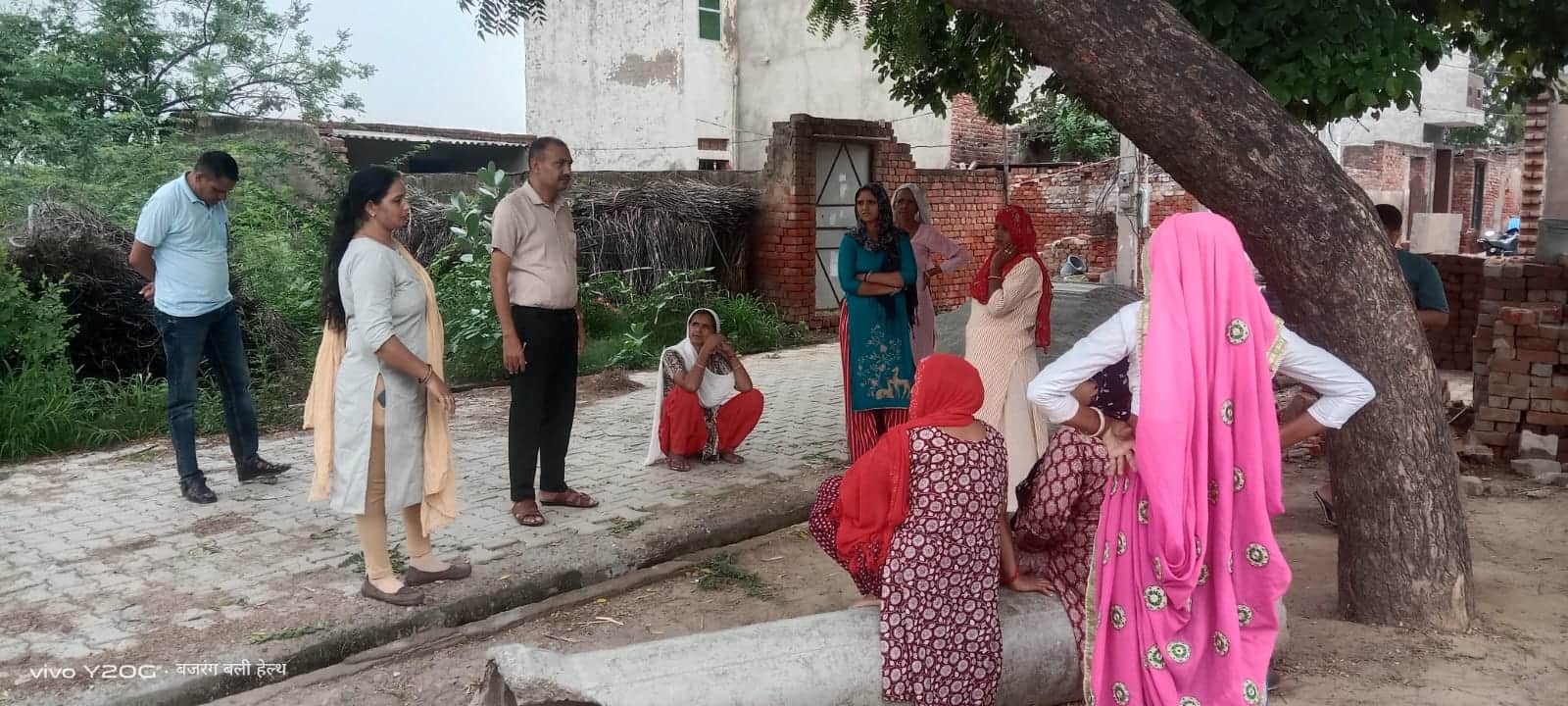 ग्रामीणों को नशा मुक्ति के प्रति जागरूक करते टीम के सदस्य। स्त्रोत: पुलिस