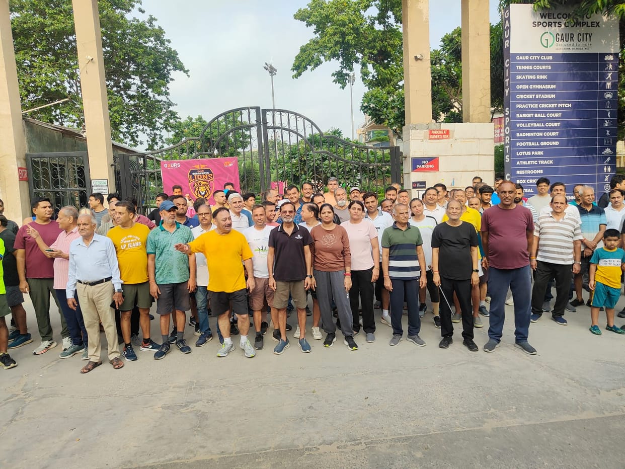 Residents outraged over closure of Gaur City Stadium; staged a protest at the gate for two hours.