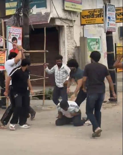 Altercation in WhatsApp group... Youth surrounded and brutally beaten.