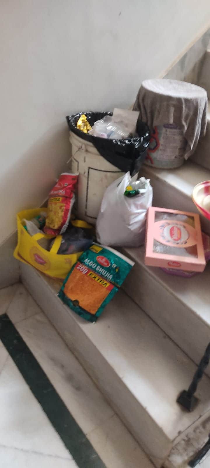 गोशाला मंडी में एक घर में रखा कूड़ा। स्रोत : सोशल मीडिया