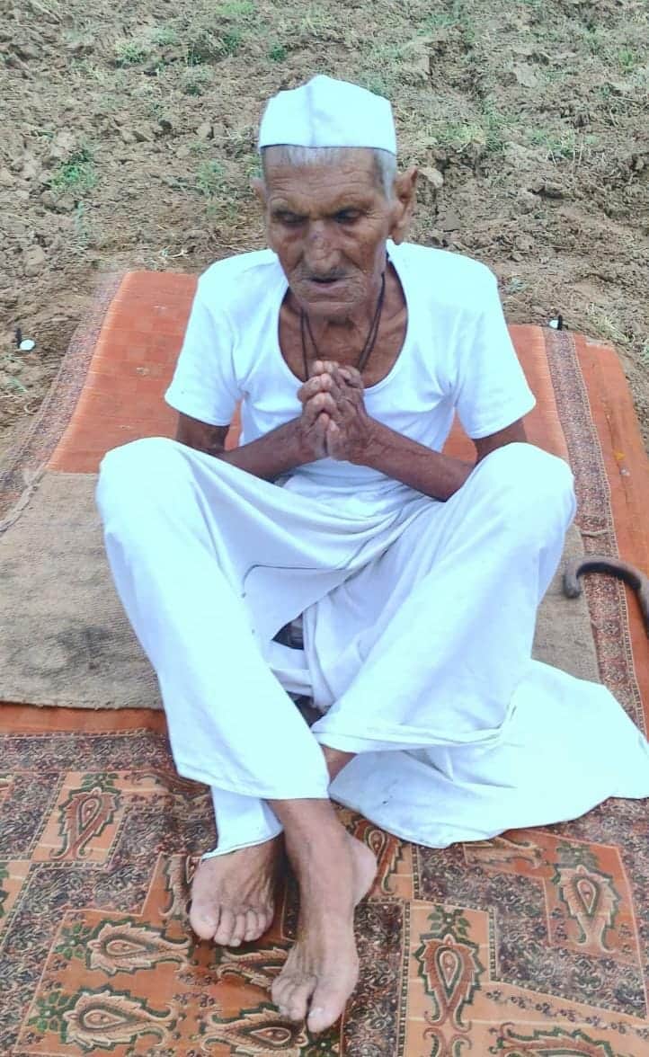 गांव अवाखेड़ा में तप बैठे बुजुर्ग भगवान सिंह। 