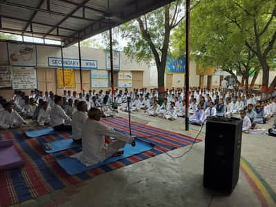 गांव बीकानेर विद्यालय में योगाभ्यास करते विद्यार्थी। स्त्रोत: विद्यालय