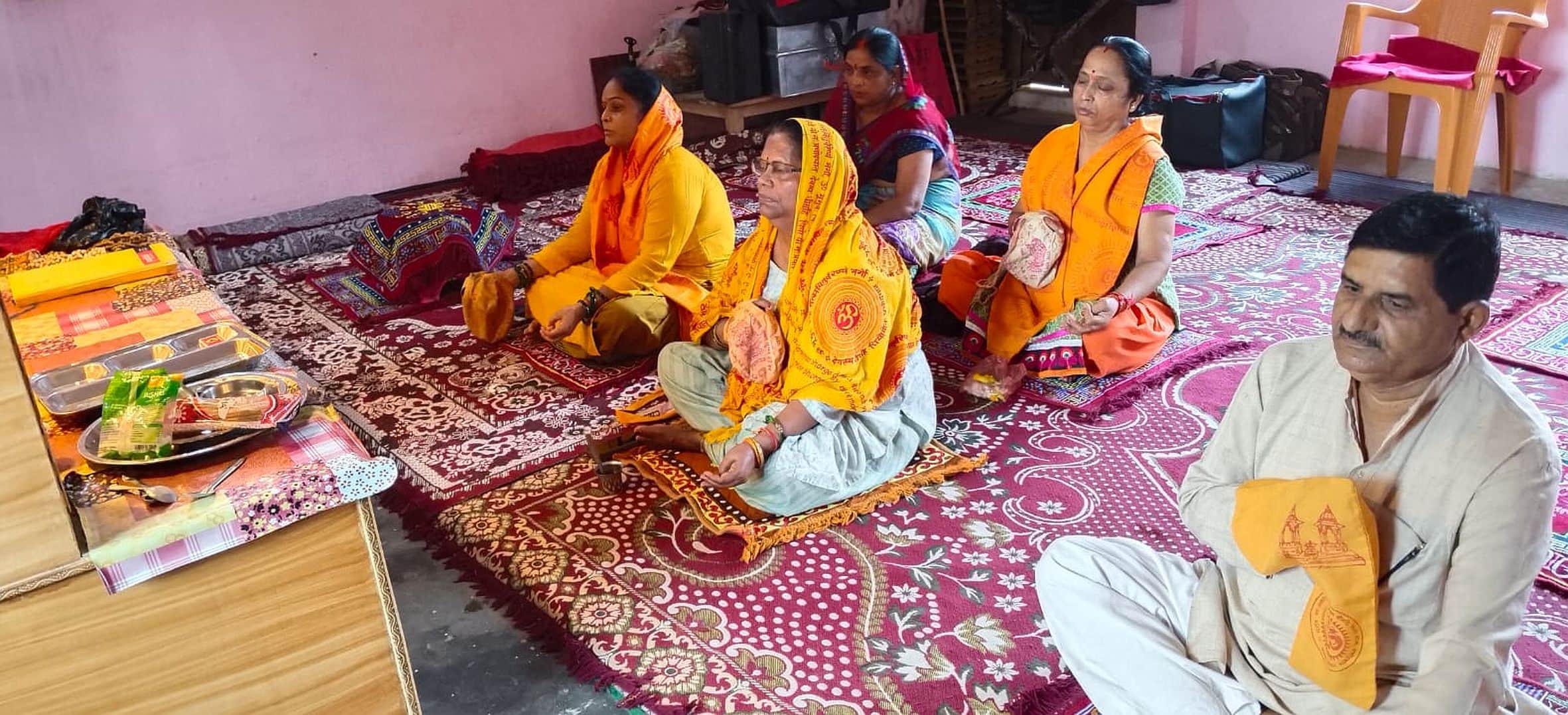  गायत्री शक्तिपीठ अमेठी में साधना करते साधक। स्रोत: गायत्री परिवार