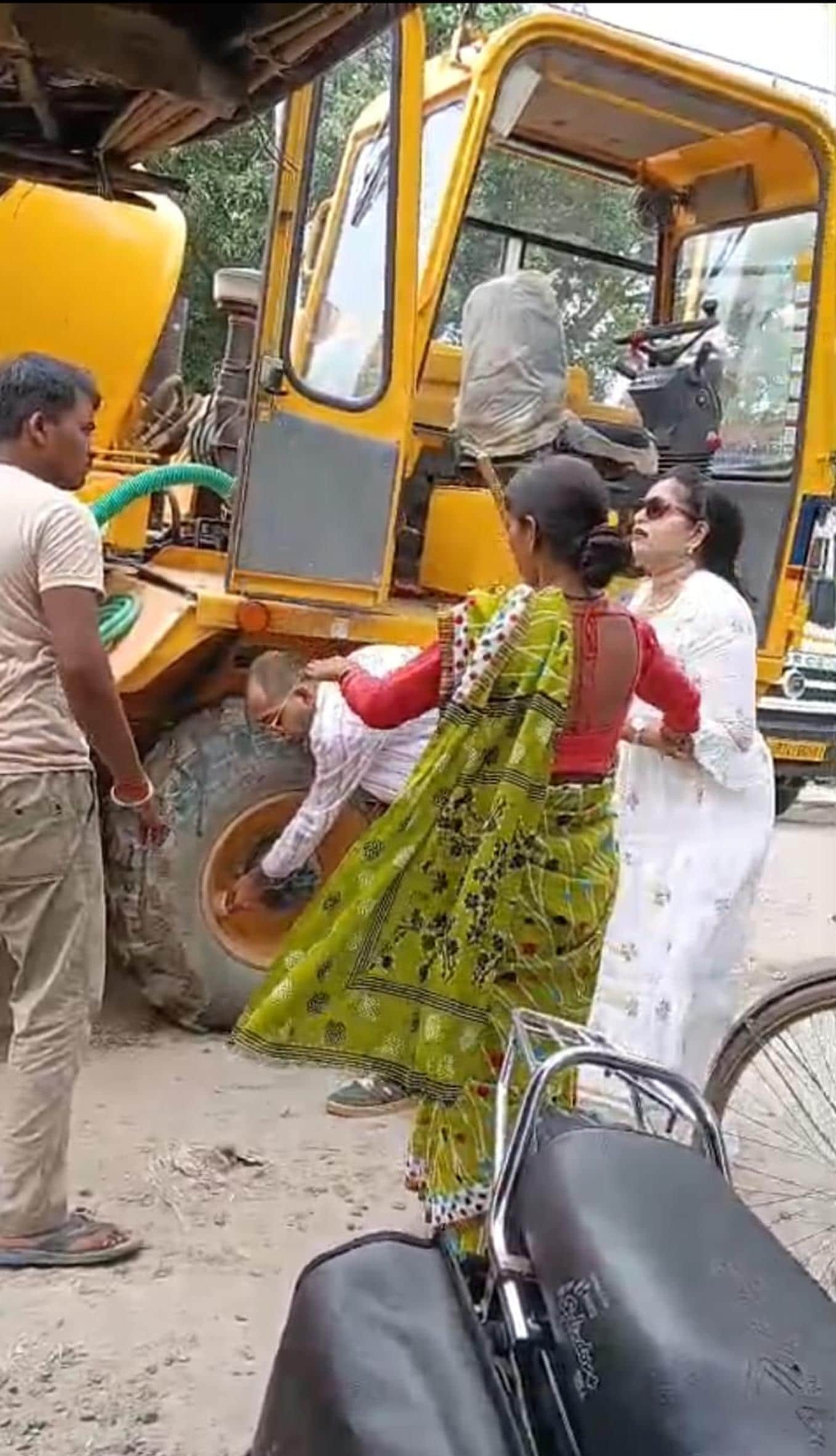 घाघराघाट स्टेशन के निकट मिक्सर चालक की डंडे से पिटाई करती शिक्षिका।