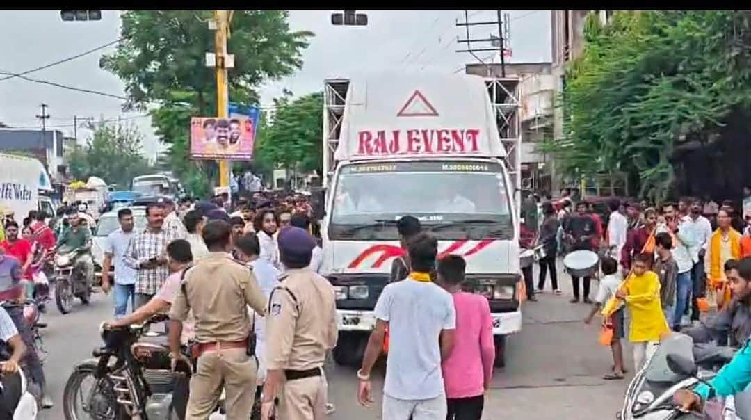 Kanwariyas took to the streets in Indore against a Maulana from Uttar Pradesh