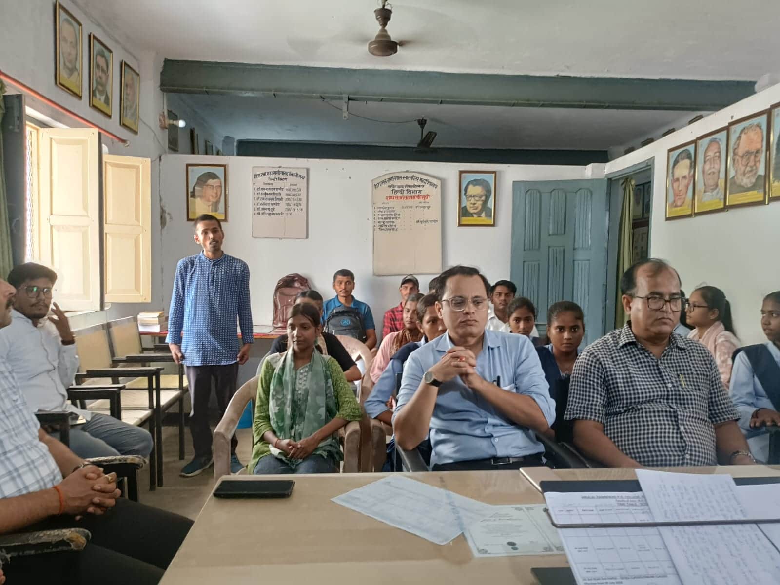 हीरालाल रामनिवास स्नातकोत्तर महाविद्यालय में आयोजित गोष्ठी में उपस्थित शिक्षक व विद्यार्थी। 