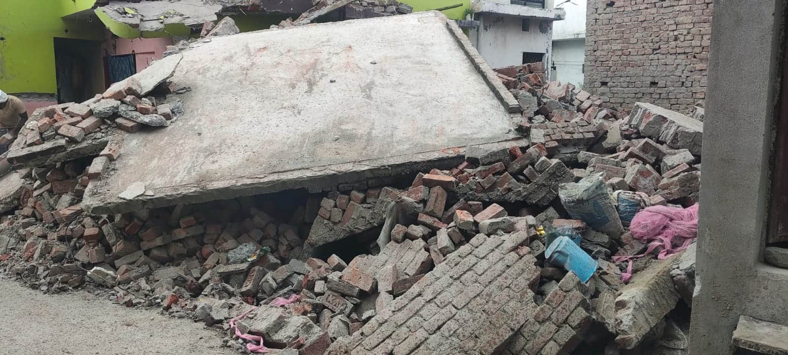 हाटा के पटनी में गिरा मकान,पीड़ित परिवार और मृतक मुनक्का देवी का फाइल फोटो