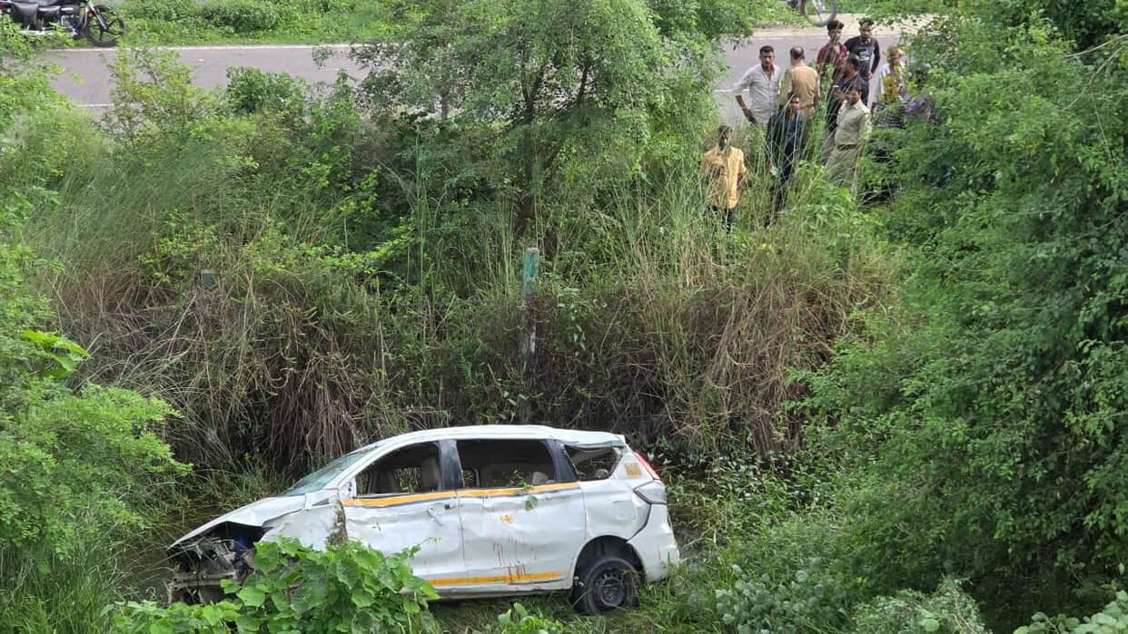 Car overturns after steering failure and crashing through expressway fencing; seven injured
