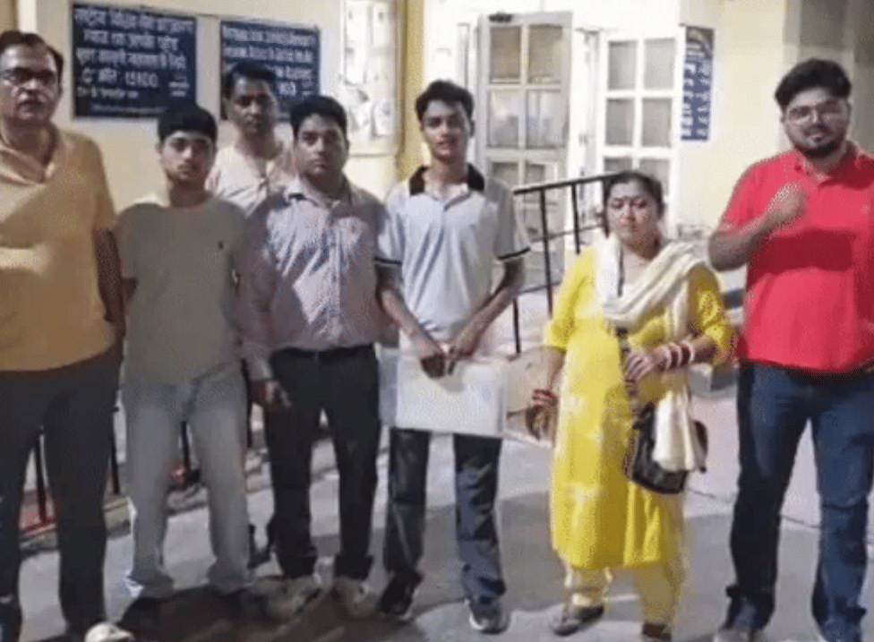 जगाधरी शहर थाने में शिकायत देने पहुंचे छात्र के परिजन। संवाद