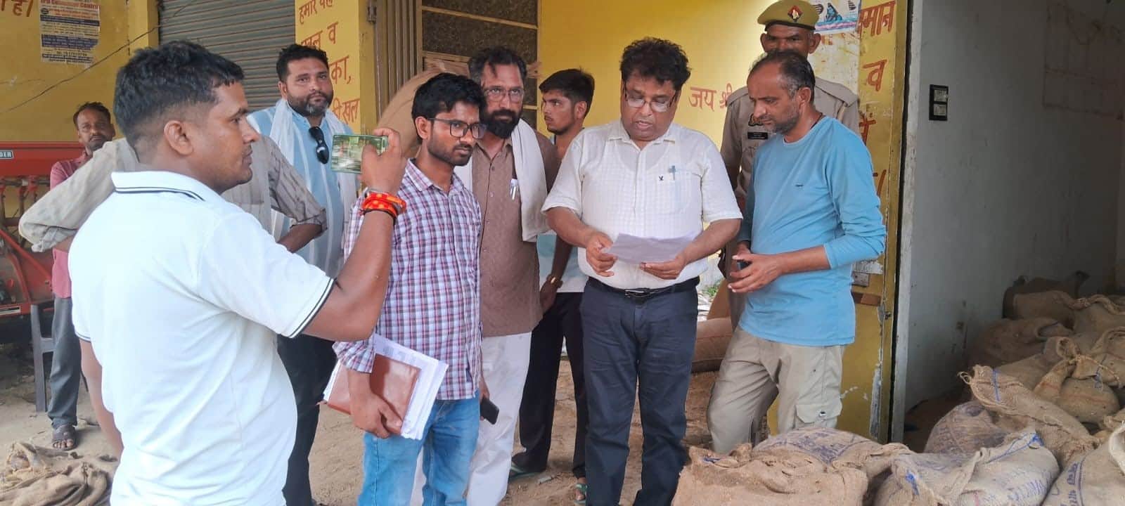 जहांगीराबाद में  गेहूं खरीद केंद्र का निरीक्षण करते नायब तहसीलदार। संवाद
