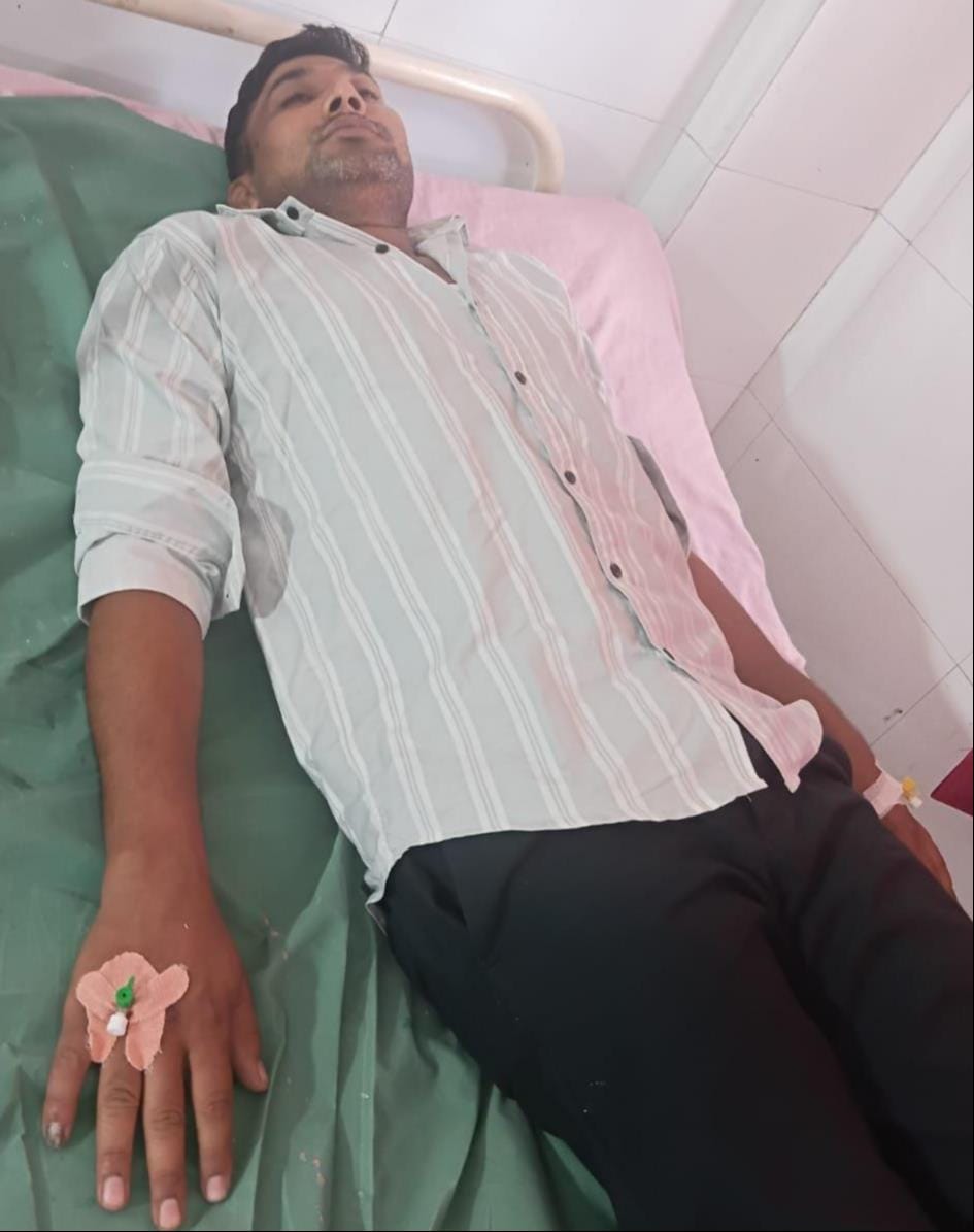 जिला अस्पताल में भर्ती सर्पदंश पीड़ित कुरमाली बिजलीघर के  एसएसओ। संवाद