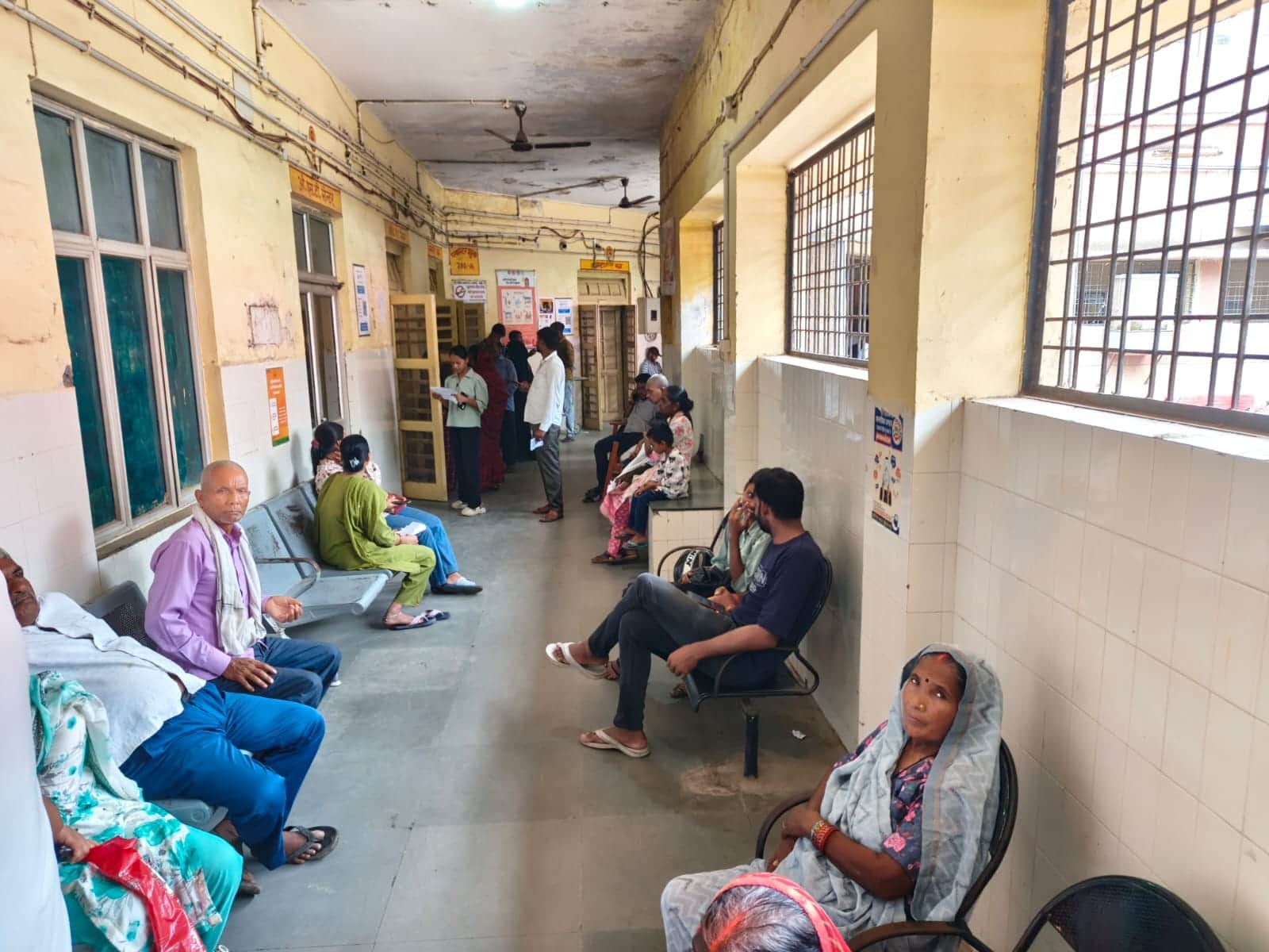 जिला अस्पताल में चिकित्सीय परामर्श के लिए इंतजार करते मरीज संवाद