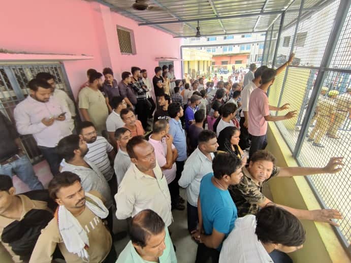जिला अस्पातल से पोस्टमार्टम के पांव छात्रा चारु के अंतिम दर्शन को खड़े लोग। संवाद