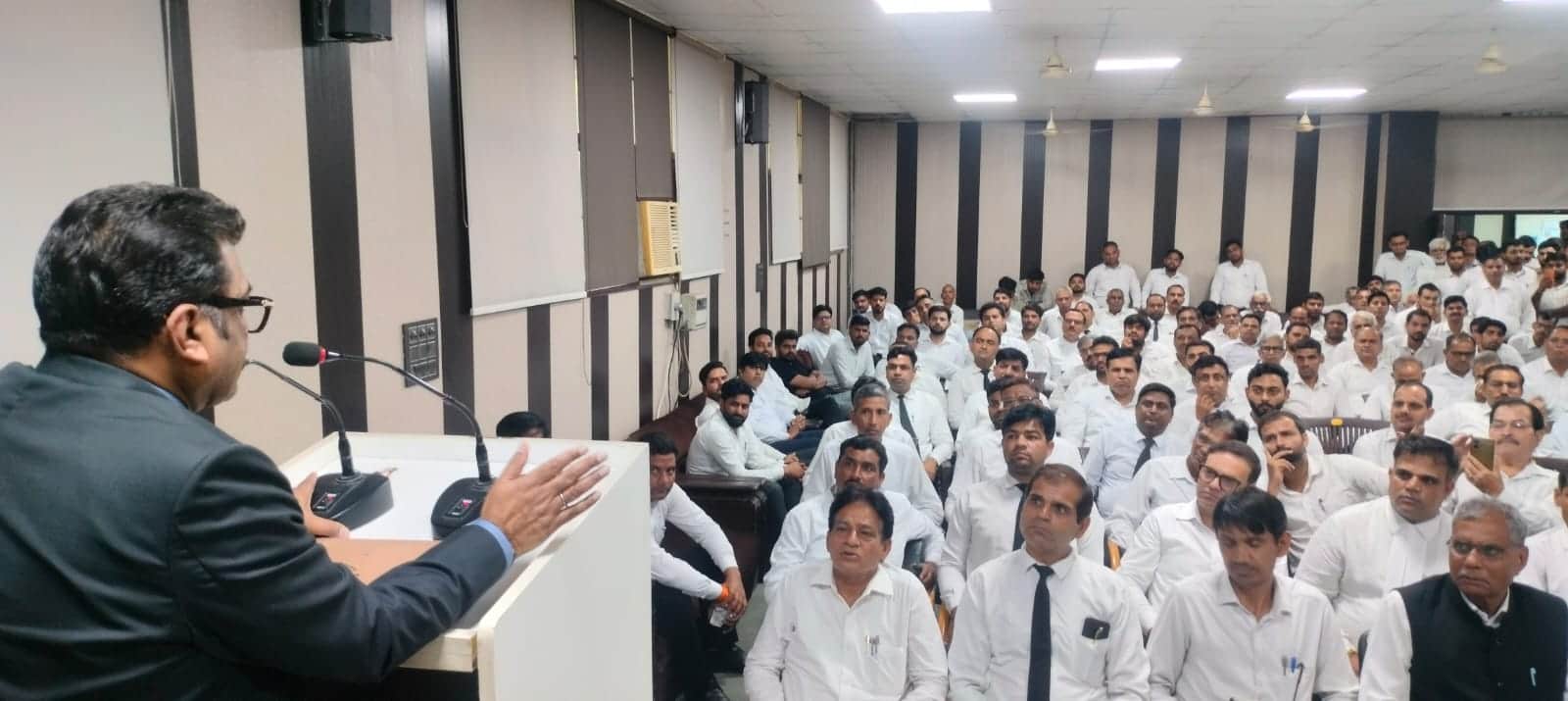 जिला बार रूम में संबोधित करते न्यायमूर्ति संजय वशिष्ठ। स्रोत : एसोसिएशन