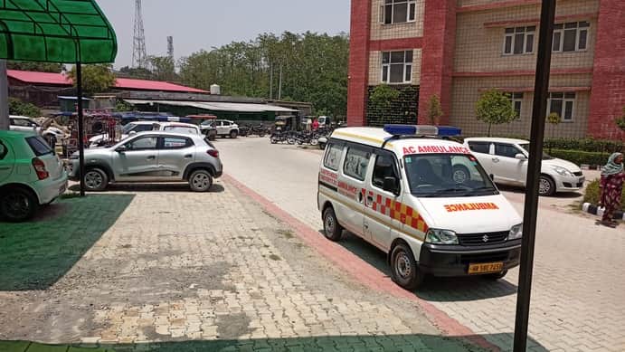 जिला नागरिक अस्पताल में खड़ी निजी एंबुलेंस। संवाद